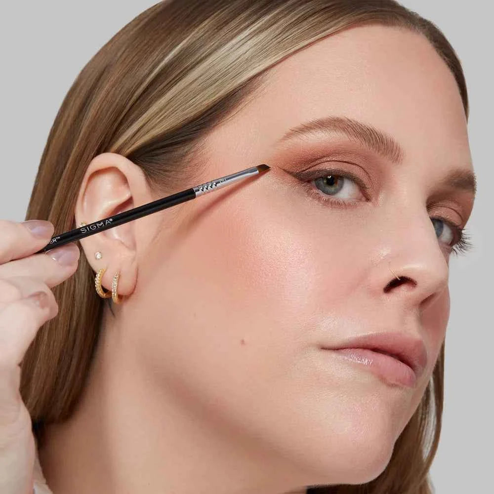 SIGMA E06 Winged Liner™ Brush